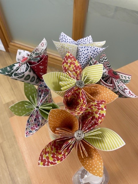 OUHospitals's tweet photo. Meet Catherine, Vivienne and the OUH Young People's Executive @yippeeouh, who are ready and waiting to meet our attendees at #OUHQC2022!

Viv has been busy making these beautiful paper flowers for us to brighten up the room💙 https://t.co/scft1CqDWG