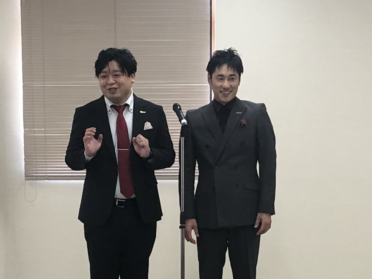 senriya_game's tweet photo. 本日は、道頓堀ZAZAにて昼寄席の準備手伝いをしてから、和泉市の営業へ。
めちゃめちゃええ天気でしたね。
今日は、子ども達に向けた職業体験教室。
売れてますか？
年収はいくらですか？
M-1は何回戦まで行ってるんですか？等、胸を貫かんばかりの質問を沢山いただき、遠い目をして空を見上げました。 https://t.co/8JAakkaKPY