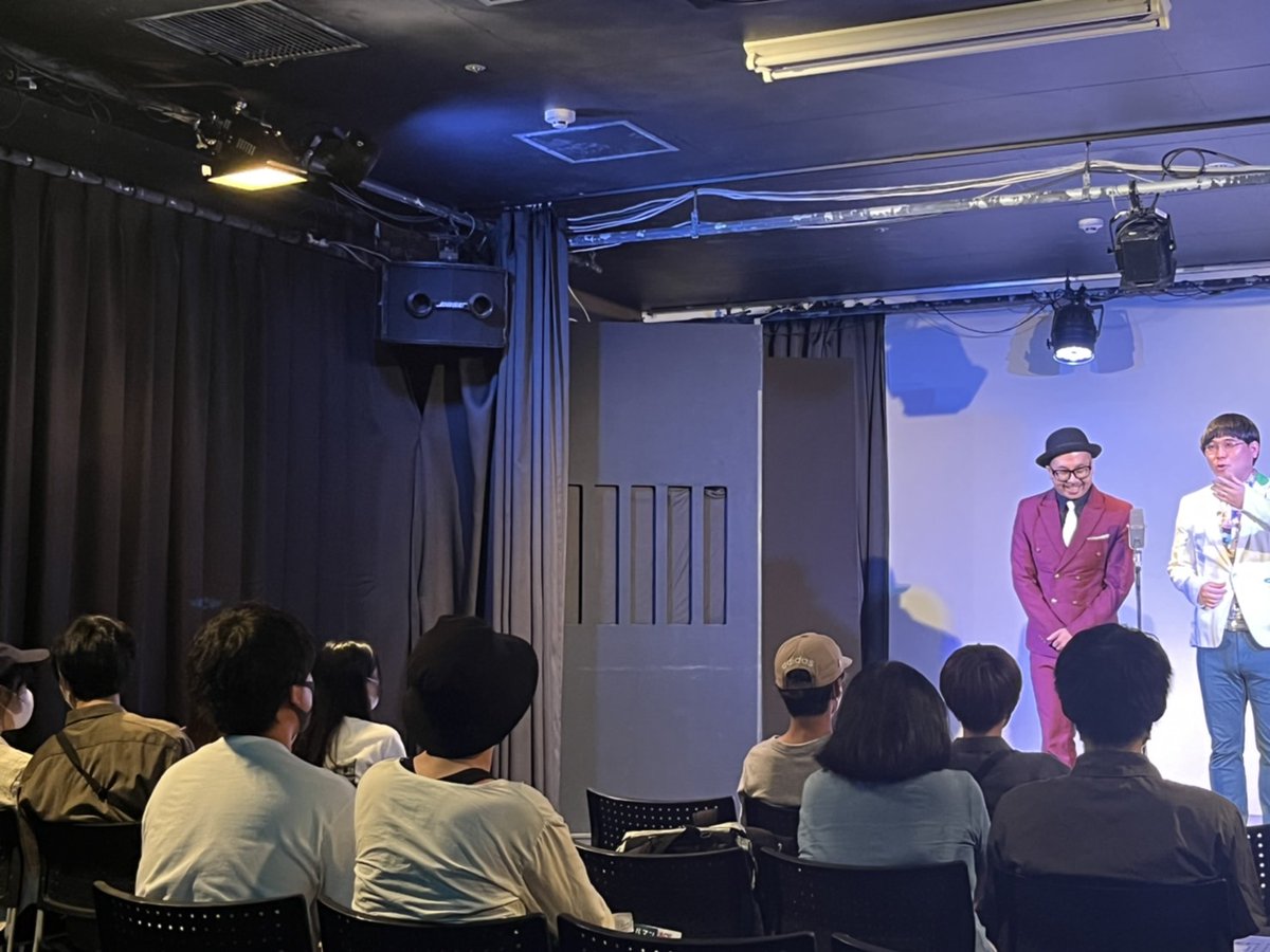 senriya_game's tweet photo. 本日は、道頓堀ZAZAにて昼寄席の準備手伝いをしてから、和泉市の営業へ。
めちゃめちゃええ天気でしたね。
今日は、子ども達に向けた職業体験教室。
売れてますか？
年収はいくらですか？
M-1は何回戦まで行ってるんですか？等、胸を貫かんばかりの質問を沢山いただき、遠い目をして空を見上げました。 https://t.co/8JAakkaKPY