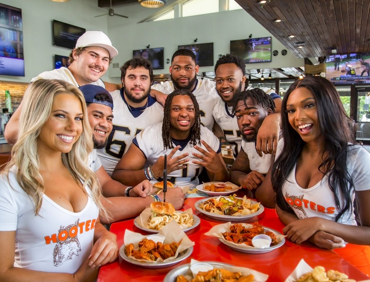 Hooters has signed a total of 51 offensive linemen from 10 different schools to NIL deals 🍗

▪️ Auburn
▪️ FAU
▪️ Georgia Tech
▪️ LSU
▪️ Miami
▪️ Mizzou
▪️ Oklahoma
▪️ Texas A&amp;M
▪️ Vanderbilt
▪️ USF