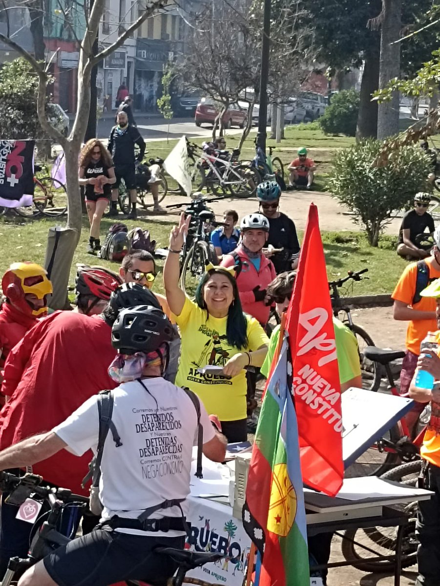 TiaPikachu's tweet photo. Ayer fue un gran día para el APRUEBO!!! 🙌💪🇨🇱❤️
Estuvimos en la gran estampatón y ciclo-marcha junto a la ciudadanía y @RevoCicliPluri Este 4 de semptiembre APROBAMOS la nueva constitución para 🇨🇱
#AprueboCrece #AprueboConEsperanza #AprueboxChile #AprueboXAmor #AprueboyPunto https://t.co/lLUyEEUOmH