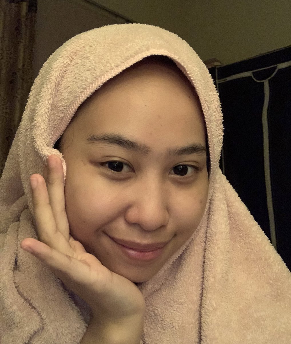 sunflwrsuu's tweet photo. and AFTER EFFECT dia? BEST! soft and tak rasa tight pun😭😭😭

memang cleanser w/out stripping ✅ 
BUT REALLY, love the foaaamy ☁️ effect!!!! AAAA LOVE LOVE 10/10 ✨

TAK SABAR NAK REVEAL #nicetomeetcha @jelitaklHQ https://t.co/nm51sExiZu