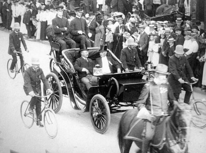 BenGaffinet's tweet photo. Exactly 120 years ago Teddy Roosevelt was the first President to take a public ride in an automobile.

Cars were exceedingly rare and, plot twist, most were electric⚡️

Sometimes I wonder why I thought electric cars are sci-fi when I was a kid🦄 #ElectricVehicles  #POTUS https://t.co/1dwy2liXr2