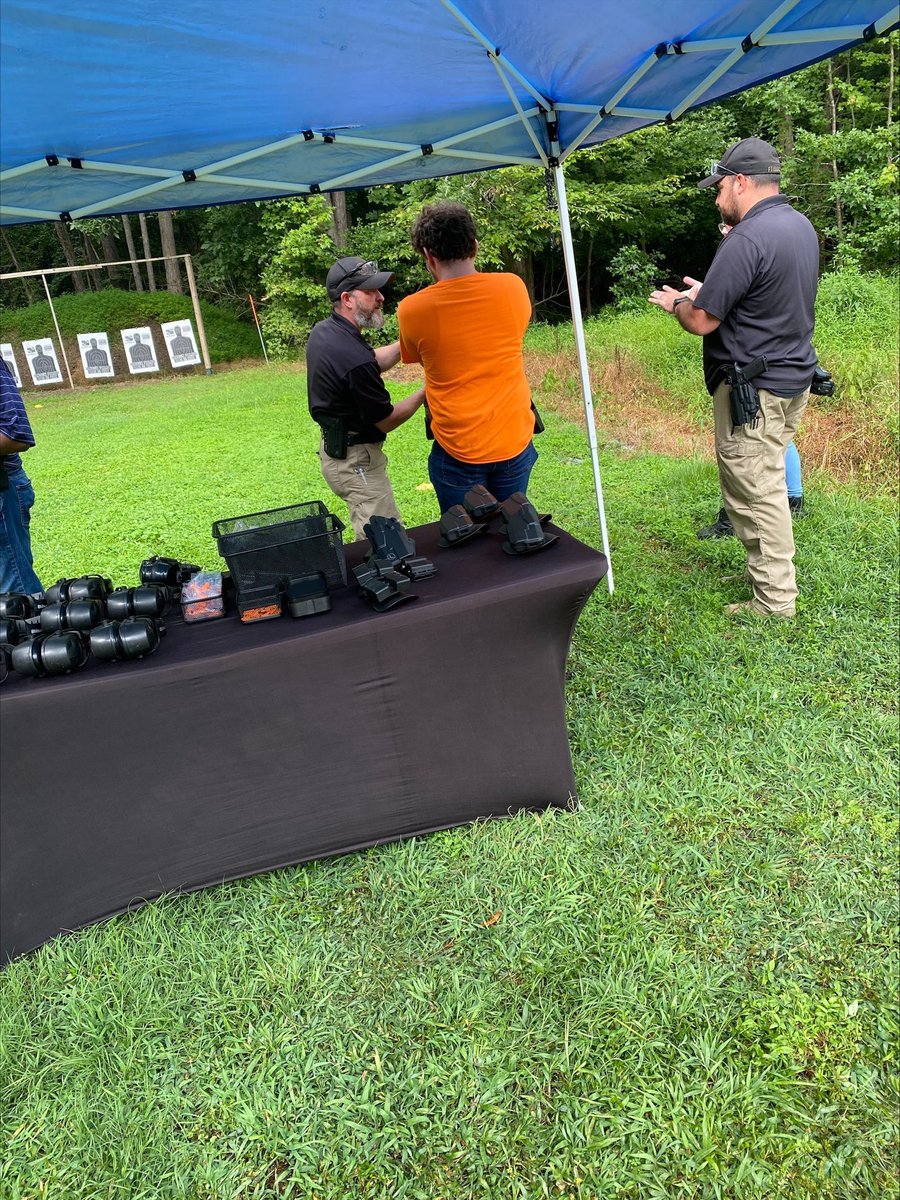 AcademiaDemc's tweet photo. Great day at the range with the team at FTI incorporated and Gun Monkeys armory’s owner Jason. 
.
We believe in education and training. Many times when people are afraid of things they do not quite understand. It is our responsibility as professionals to relay the knowledge. 🧠👍 https://t.co/4HLeeAiYkx