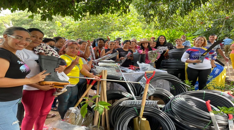 Somosivss's tweet photo. #22agosto | Por instrucciones del presidente de la República, @NicolasMaduro, 110 productores pertenecientes al consejo comunal Las Trojas de la Zona Agraria de Guayabita, recibieron insumos para fortalecer su plan de siembra de rubros alimenticios para el consumo del pueblo. https://t.co/9ECXHBaNpf