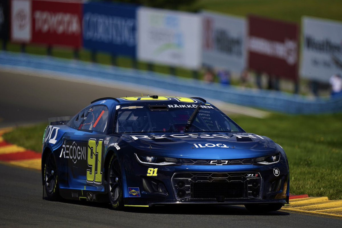 IcemanF13's tweet photo. #KimiRäikkönen estaba brillando en su debut en la #NASCAR, pero acabó estrellado contra el muro https://t.co/AqbDefa0Ll #Iceman #GoKimi #Kimi7 #NascarCupSeries https://t.co/6eA7lERqW8