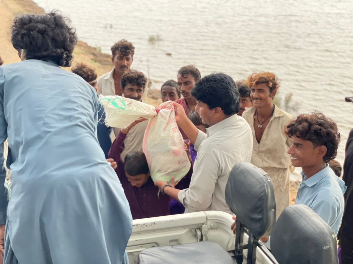 MeenayLaas's tweet photo. We are still raising funds for #PakistanFloods . Our volunteers are working in #Badin #Sindh , #Lasbela #Balochistan and #Naseerabad Balochistan. The account details are given below. You can DM for any query. We r providing cash , cooked food and relief packages as per needs. https://t.co/NiMCuggMKd