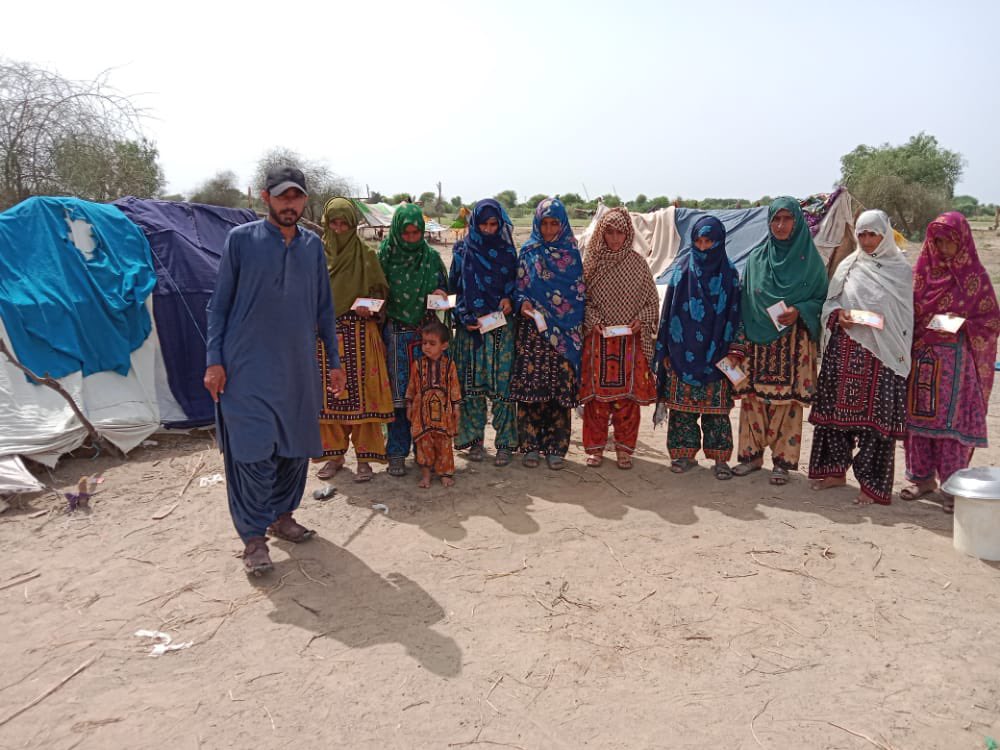 MeenayLaas's tweet photo. We are still raising funds for #PakistanFloods . Our volunteers are working in #Badin #Sindh , #Lasbela #Balochistan and #Naseerabad Balochistan. The account details are given below. You can DM for any query. We r providing cash , cooked food and relief packages as per needs. https://t.co/NiMCuggMKd