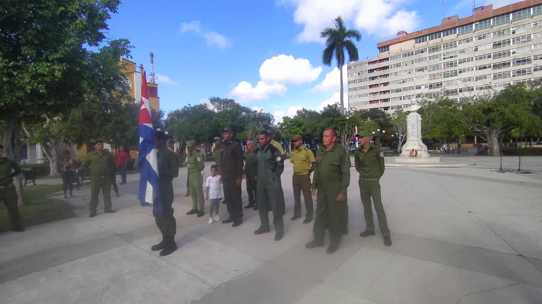 CiegodeAvilaTV's tweet photo. 👉El pueblo avileño recibió a los 12 hombres del Cuerpo de Bomberos que asistieron a Matanzas para sofocar el incendio de la Base de Supertanqueros.
#LatirAvileño
#HonrarHonra
✍️📷 Leydi Romero Roselló https://t.co/FOs8RXtcVy