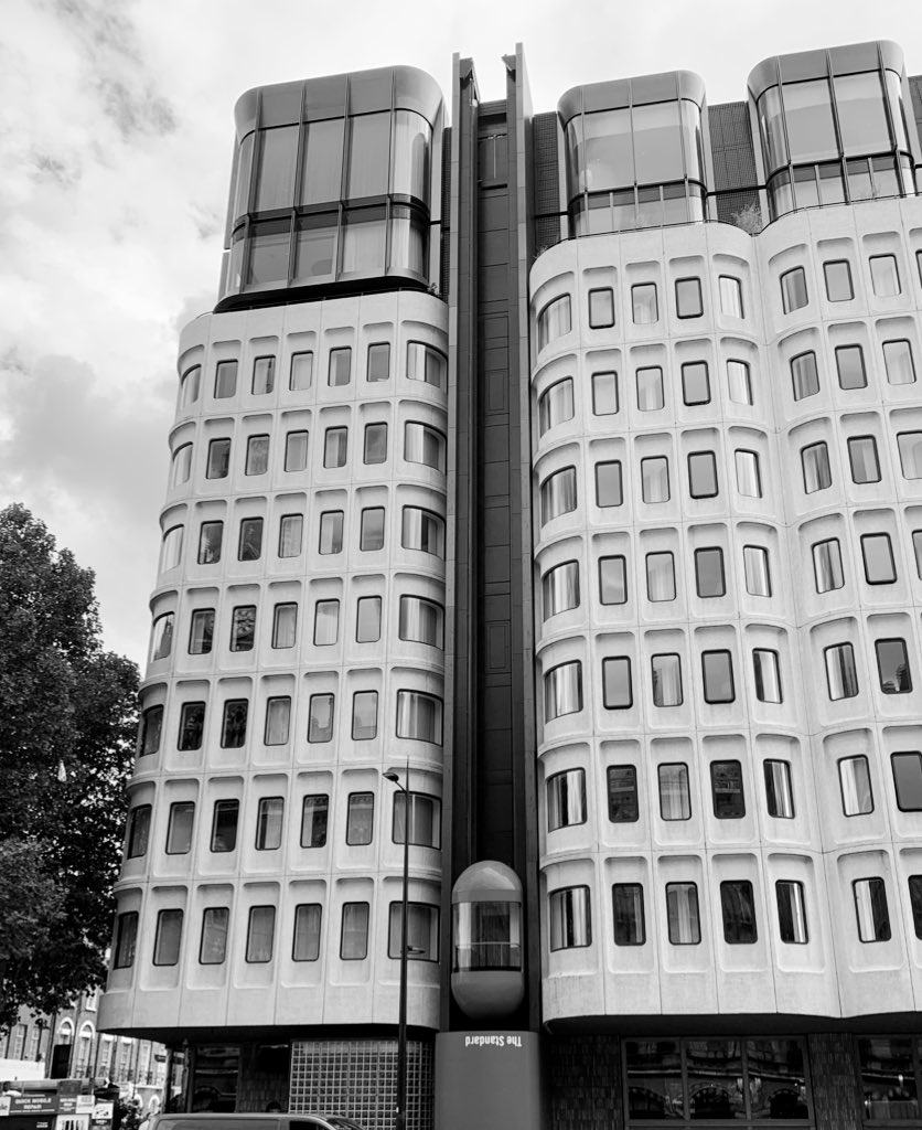 Such a joy to be back in London meeting friends and clients face-to-face again. 😀🤝☕️
Even in old haunts you can always find new and interesting sights. Always look up!! 🙄