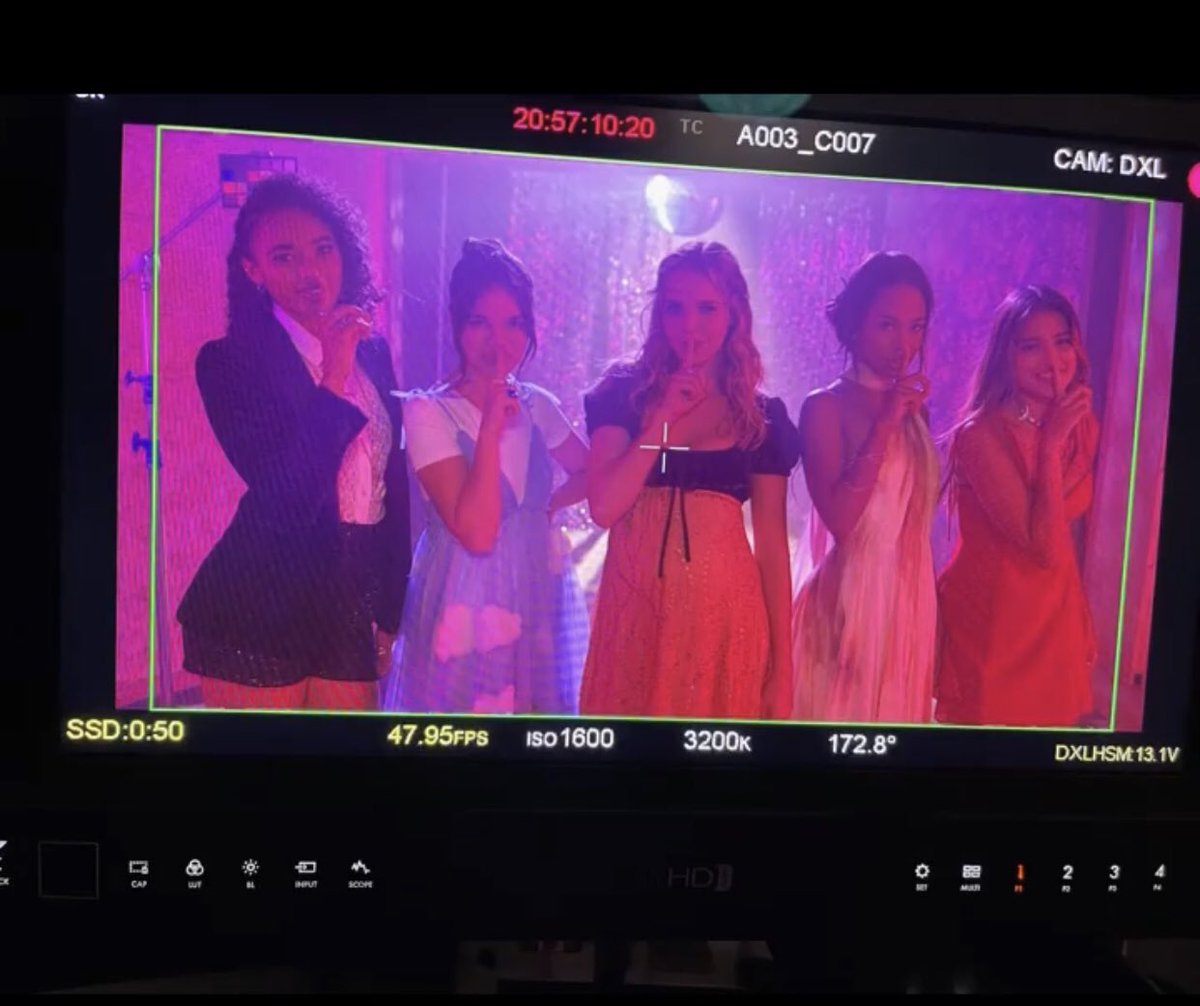PLLnoBR's tweet photo. Essa cena é tão icônica... Deveria ter ido ao ar. #PLLOriginalSin https://t.co/bx17WaOUgt