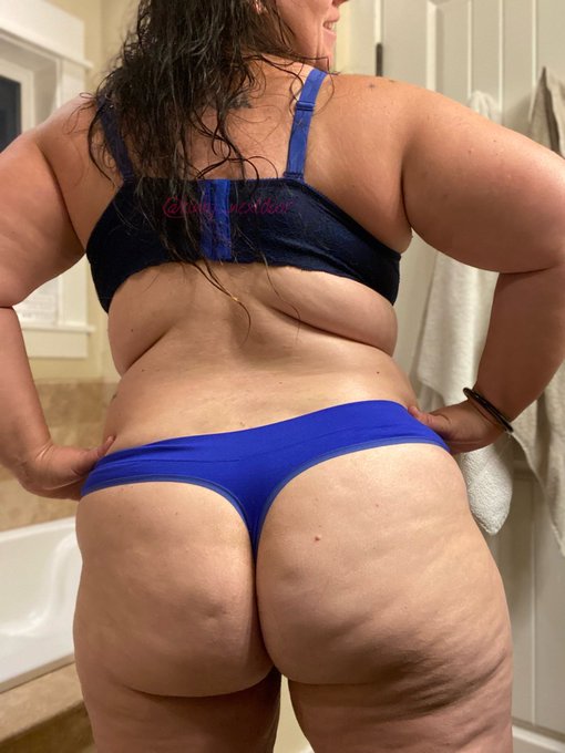 2 pic. Happy Monday. I hope you have a great one. #mombod #thickandhappy #curvy #milf #pawg #bbw #nsfw