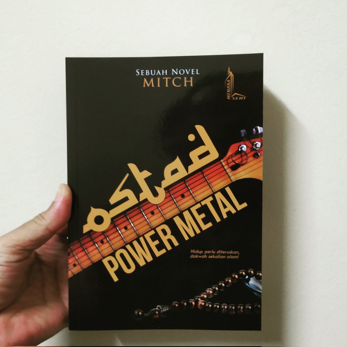 Cetakan kedua .. Alhamdulillah, Kisah seorg ostad mengajar pondok yg terlibat dalam dunia muzik metal. Ada banyak kisah suka dan lucu. Silakan jika berminat, 40 siap pos (sm) 42 siap pos (ss), boleh dapatkan di shopee.com.my/menaraseni atau
wasap.my/60193138714/op…