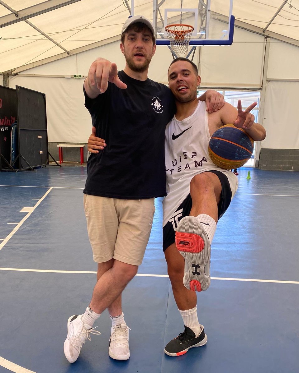 <a href="/IbaiLlanos/">Ibai</a> Que pasa <a href="/IbaiLlanos/">Ibai</a> yo considero que molo, si tú consideras que molo hacemos match y de una para el 3x3.
Pd: Soy el de la derecha, el otro es mi colega <a href="/AlexFemenia/">Coach Anzai</a> puedes elegirlo también de paso 😜❤️‍🔥🏀