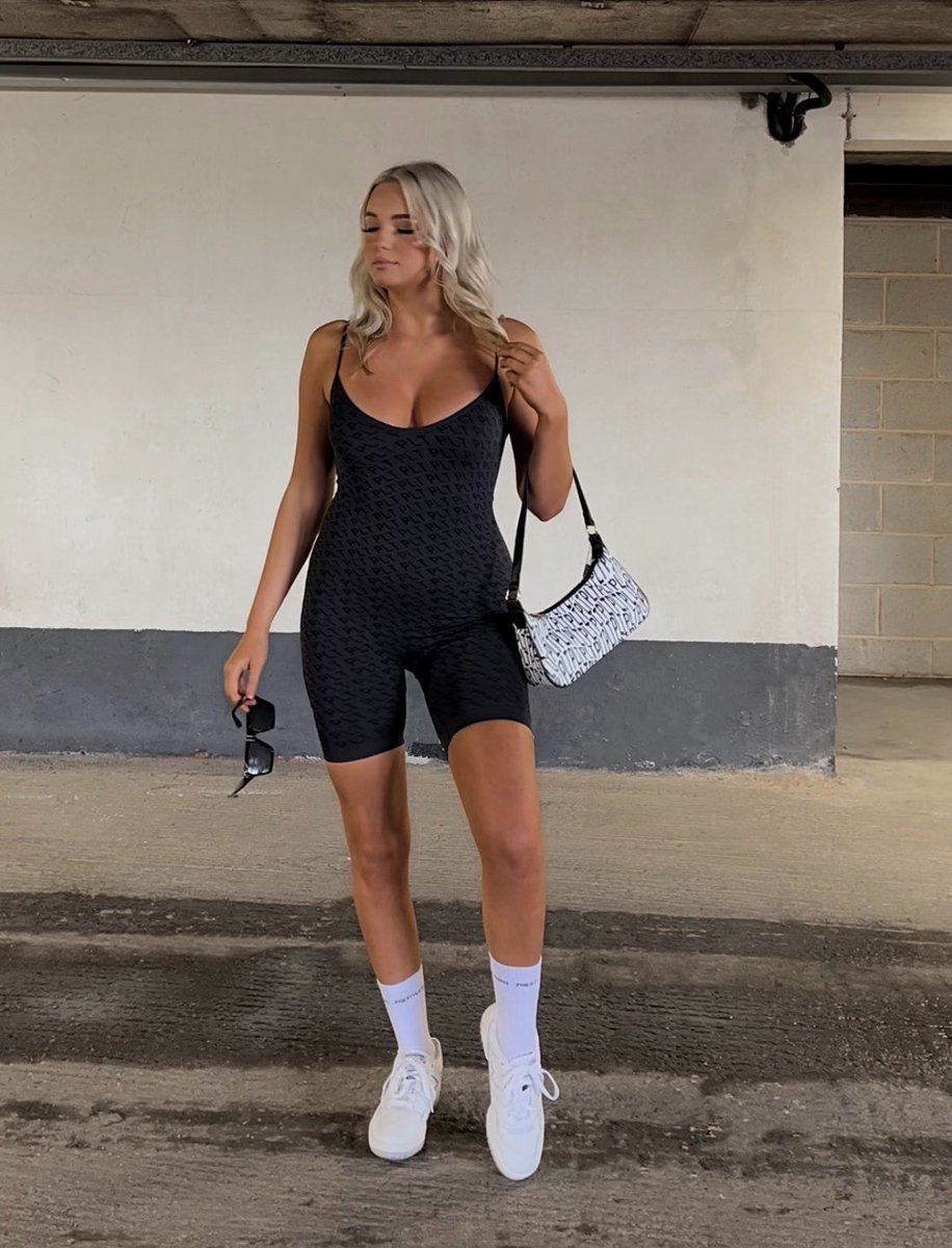 oliviabendell's tweet photo. I’m officially a @OfficialPLT student ambassador!!!!!🥹🦄🎓💕✨ 
#classofplt #prettylittlething ad https://t.co/G6vXOjDUVA