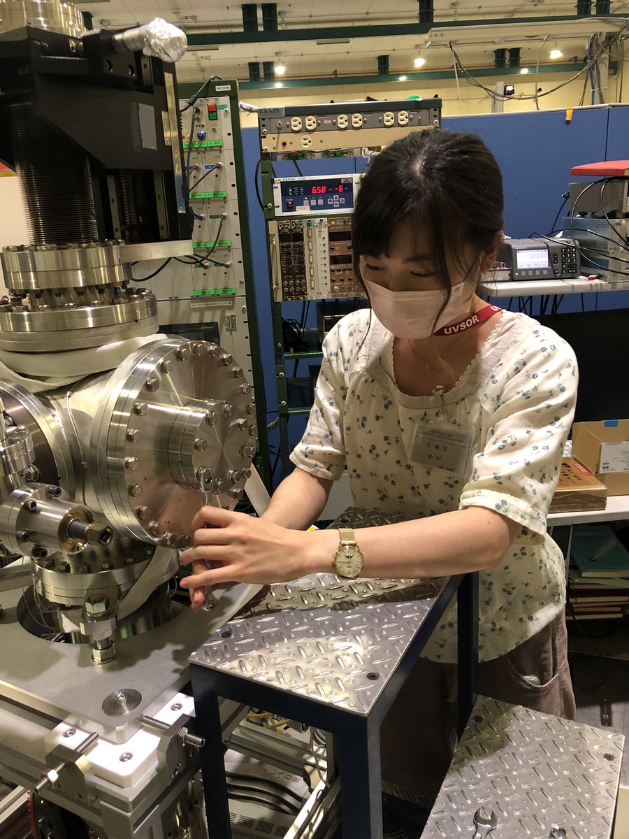 Xray_Sun_jp's tweet photo. FOXSI-4用カメラのために作った真新しいフィールドスルー基板の取り付け。とってもかっこいいです。無事に真空も引けて一安心。今日の作業はここまで。#FOXSI #UVSOR https://t.co/XUvZ00oyf2