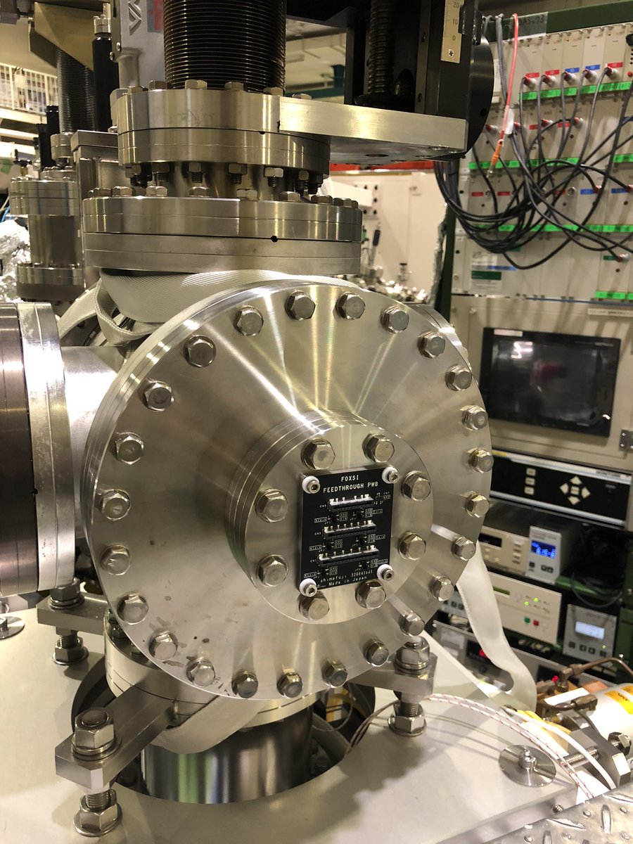 Xray_Sun_jp's tweet photo. FOXSI-4用カメラのために作った真新しいフィールドスルー基板の取り付け。とってもかっこいいです。無事に真空も引けて一安心。今日の作業はここまで。#FOXSI #UVSOR https://t.co/XUvZ00oyf2