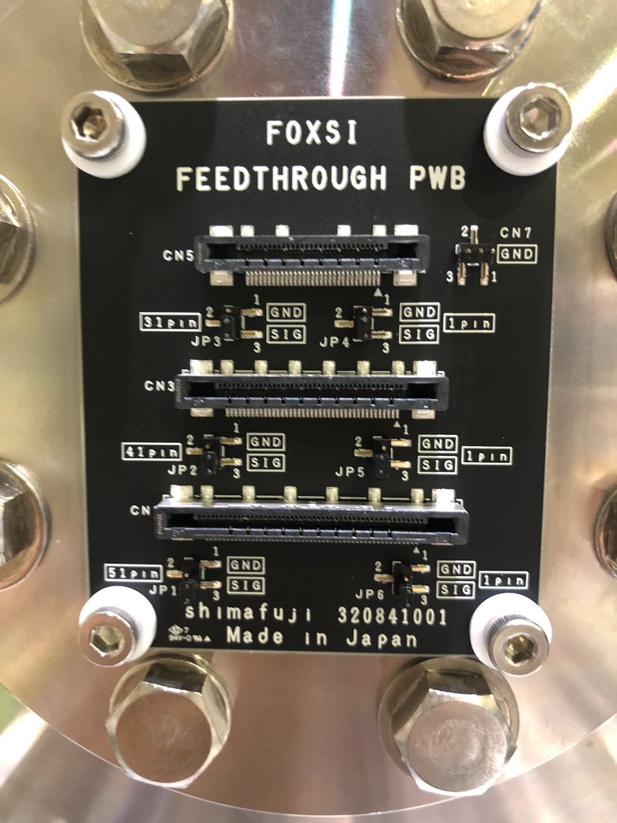 Xray_Sun_jp's tweet photo. FOXSI-4用カメラのために作った真新しいフィールドスルー基板の取り付け。とってもかっこいいです。無事に真空も引けて一安心。今日の作業はここまで。#FOXSI #UVSOR https://t.co/XUvZ00oyf2