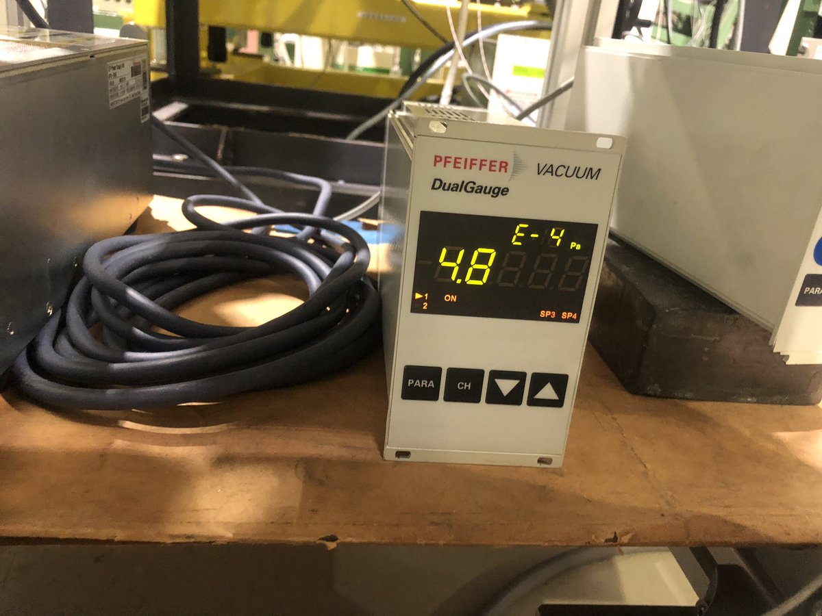 Xray_Sun_jp's tweet photo. FOXSI-4用カメラのために作った真新しいフィールドスルー基板の取り付け。とってもかっこいいです。無事に真空も引けて一安心。今日の作業はここまで。#FOXSI #UVSOR https://t.co/XUvZ00oyf2