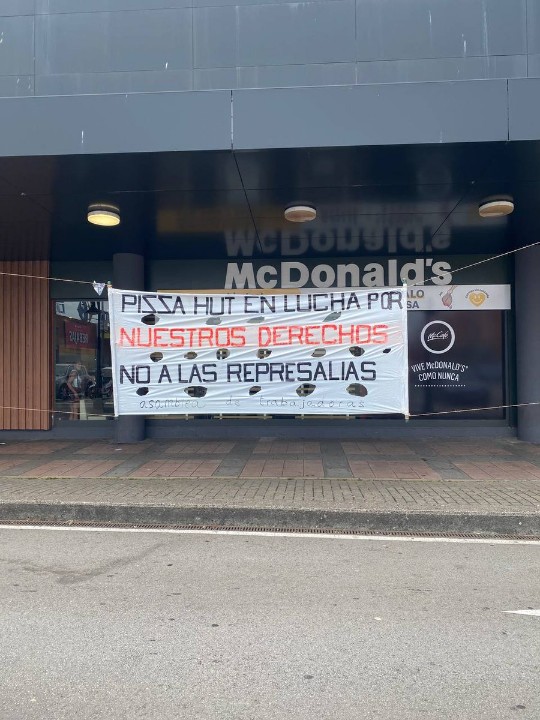 acciondirect's tweet photo. #EREPizzaHUT Food Delivery Brands, dueño de las marcas #PizzaHut #telepizza ha cerrado 23 tiendas y ha dejado en la calle a más de 350 trabajadoras, a pesar de tener beneficios  #MarcaEspaña #Gijón 
#ReformaLaboral

@PizzaHut_ES @telepizza_es @yumbrands @pizzahut  
@SofCastanon https://t.co/yNJ5TcSwUx