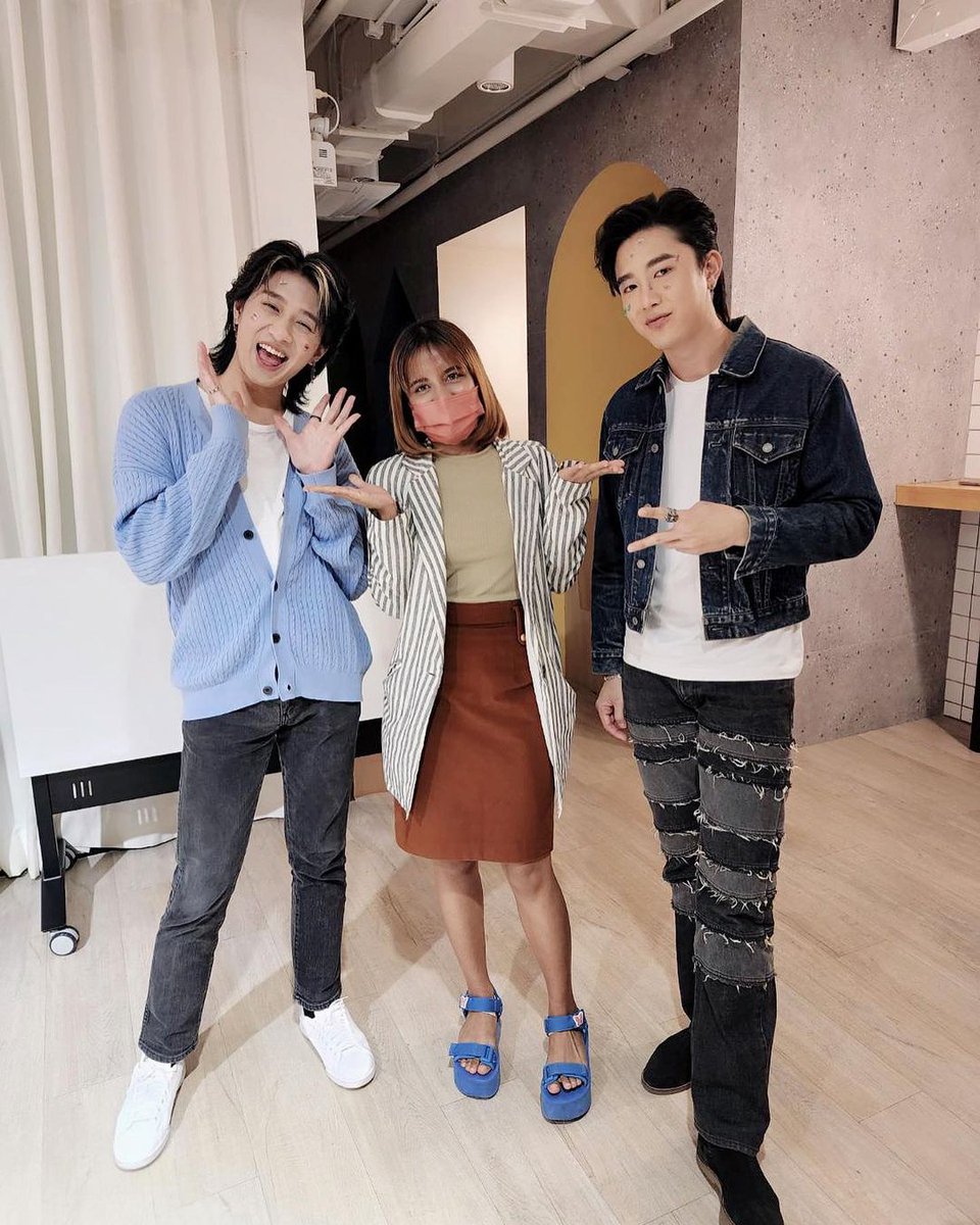 usnttrspace's tweet photo. [IG] Us with JJ from @/aoao_suphapone post

#usnttr #usnititorn
#RYM_Us #OurUs #อัสที่แปลว่าเรา
#2jkhunchalach 
#2JUs #JJUs #Remember2JUs https://t.co/3TOLTVAN6K