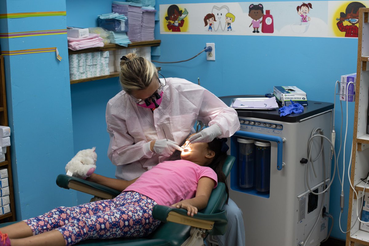 GlobalMichigan's tweet photo. Learning & serving around the 🌎🌐! @UMichDentistry students—part of Global Initiatives in Oral and Craniofacial Health—in South America. Great partnerships in Honduras and Brazil. #InternationalBlue https://t.co/vqkf2x4d2r