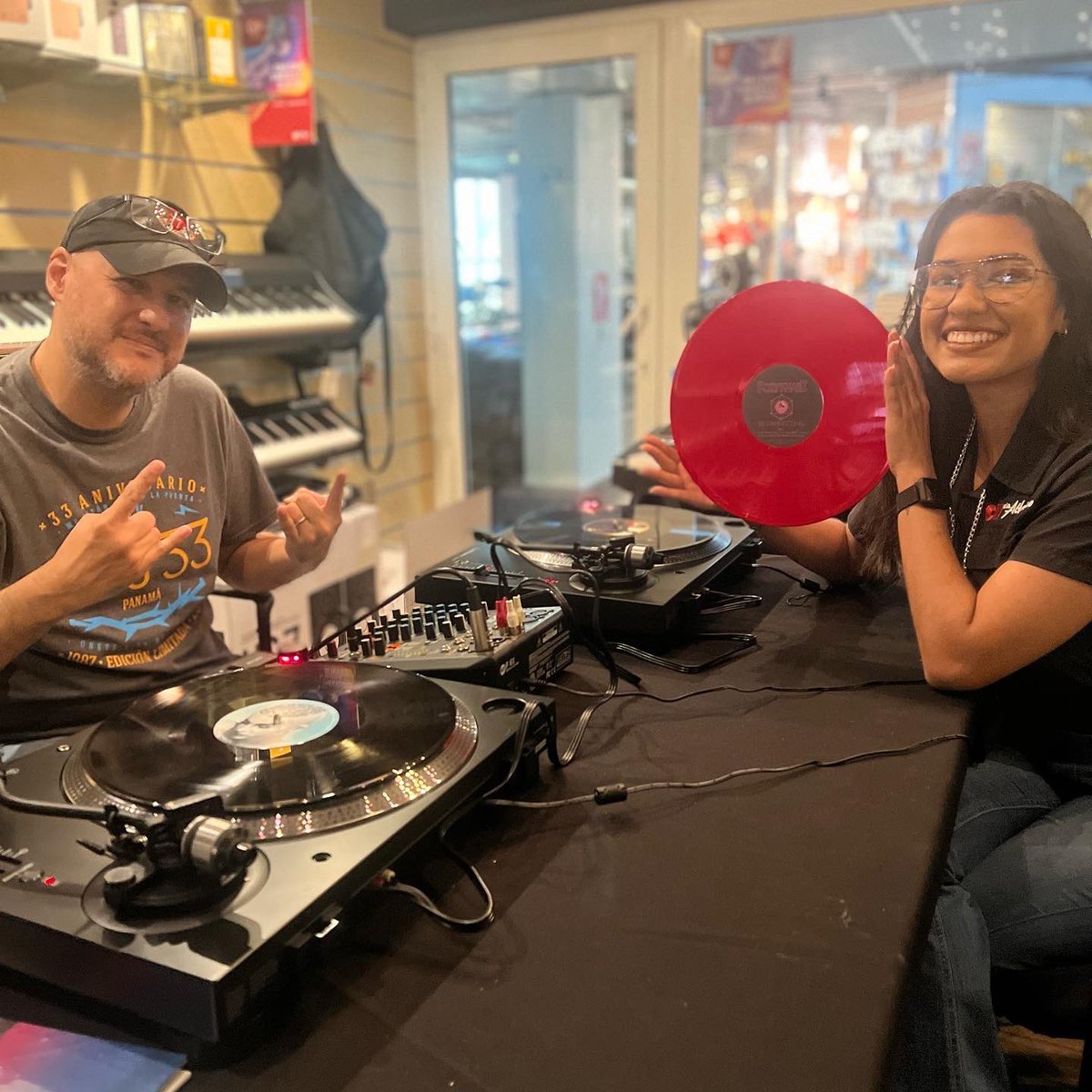 Rockistmo's tweet photo. Probando los recién llegados tornamesas @AudioTechnicaLA #LP120XUSB distribuidos en Panamá por @Cialfaro
Los estaremos poniendo a sonar en la fiesta de lanzamiento del Experimento Acústico II de @los33panama el jueves 1 de septiembre en Rock and Folk🤘#RockDePanama #Vinilo https://t.co/vou0NdAdW6