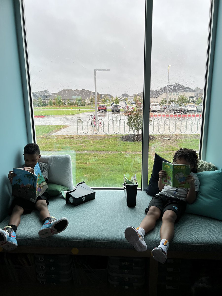 MsCookM's tweet photo. Rainy day reading is the best! https://t.co/T4IsqGACJU