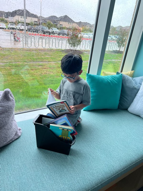 MsCookM's tweet photo. Rainy day reading is the best! https://t.co/T4IsqGACJU