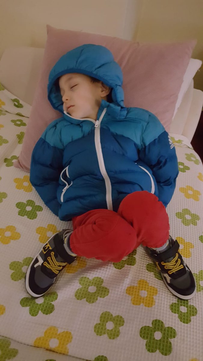 Ey iktidar, ey Enerji Bakanı!.. Hâlâ sabit saat uygulamasında inat edecekseniz sabahın alaca karanlığında yataklarında hazırlanan bu çocukların ahı sizi yakacak!