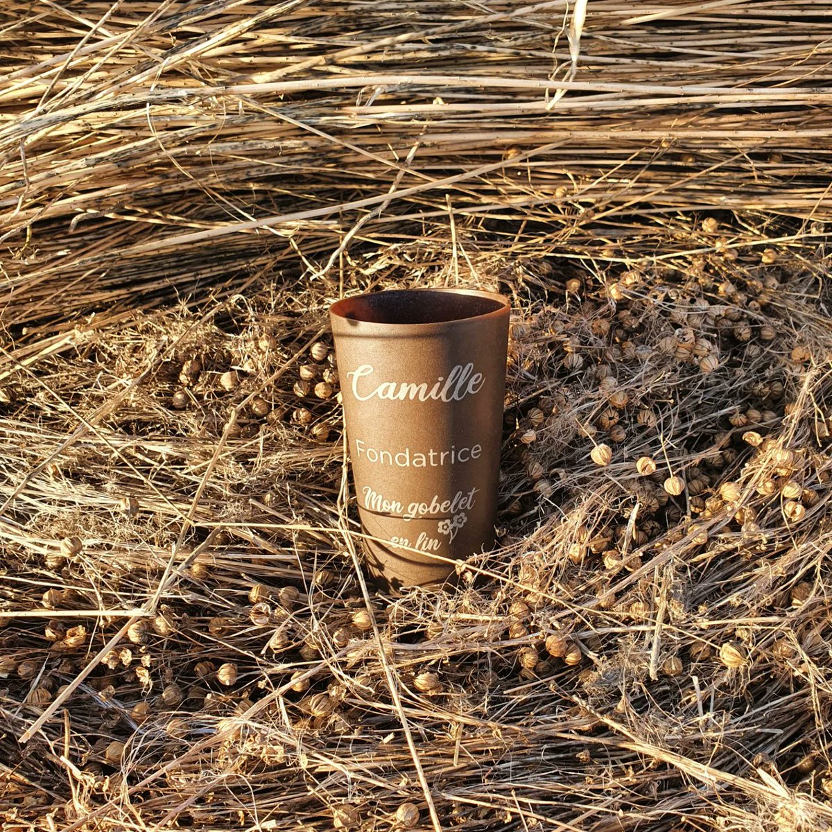 Petit gobelet égaré sur un ballot de lin 🤎

Vous nous demandez souvent pourquoi les gobelets sont marrons. Voici la réponse en image. 
Pas de colorant, pas d'additif, juste le résultat de la nature 🌱

#mongobeletenlin #lin #Ecologie #ecoresponsable #nature #agriculture