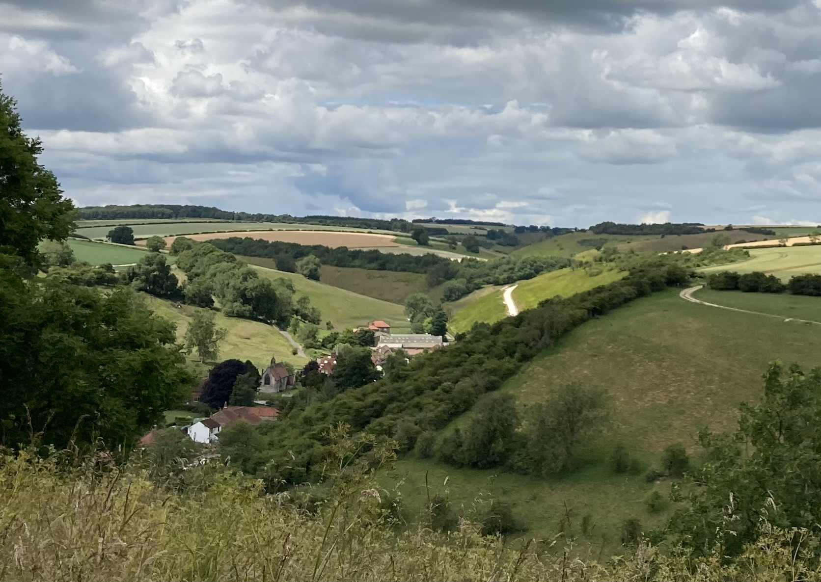 The descent in to Thixendale along the Fridaythorpe road