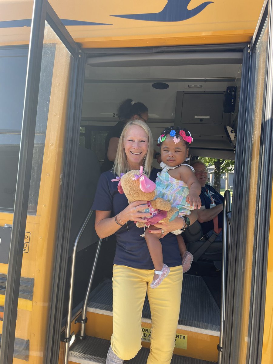 GrandviewCSD4's tweet photo. Our littlest bulldog being escorted off the bus by High Grove Early Childhood principal Stephanie Bradley. Let’s welcome baby bulldog Marley! #GC4FirstDay #WelcomeBackBulldog https://t.co/w6QBRbeAHH