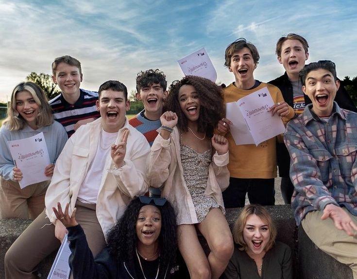 PinkNews's tweet photo. Happy 4 months to Heartstopper 🥹💖
Thank you to the cast, the crew and especially 
@aliceoseman 

We can't wait to laugh, cry and love with you a whole lot more #Season2 #Heartstopper 🍂 https://t.co/xBQj395R2G