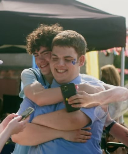 PinkNews's tweet photo. Happy 4 months to Heartstopper 🥹💖
Thank you to the cast, the crew and especially 
@aliceoseman 

We can't wait to laugh, cry and love with you a whole lot more #Season2 #Heartstopper 🍂 https://t.co/xBQj395R2G
