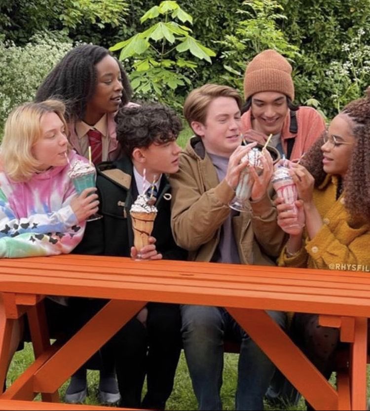 PinkNews's tweet photo. Happy 4 months to Heartstopper 🥹💖
Thank you to the cast, the crew and especially 
@aliceoseman 

We can't wait to laugh, cry and love with you a whole lot more #Season2 #Heartstopper 🍂 https://t.co/xBQj395R2G