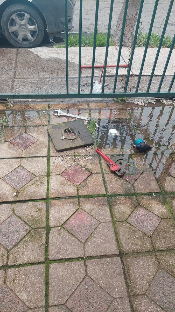 Emmanuel_SaezB's tweet photo. @aguas_andinas cuando cambian el medidor por renovación, se pierde una cantidad importante de agua. Ese consumo de agua,  ¿quién lo soporta? https://t.co/m7LlMU2WXR