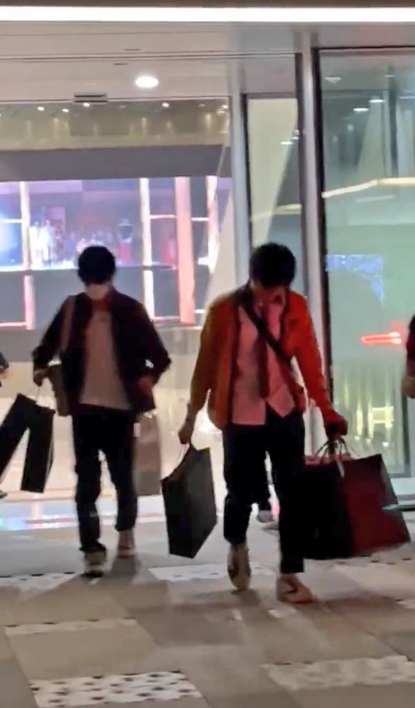 meowjasmine_'s tweet photo. ฟิลเหมือนพี่โตะไปง้อแฟนเด็กโดยการพาไปช็อปปิ้งถือเต็มไม้เต็มมือมาเลยเยอะขนาดนั้นหมดตัวยังคะเฮีย https://t.co/2DHYoycsTR