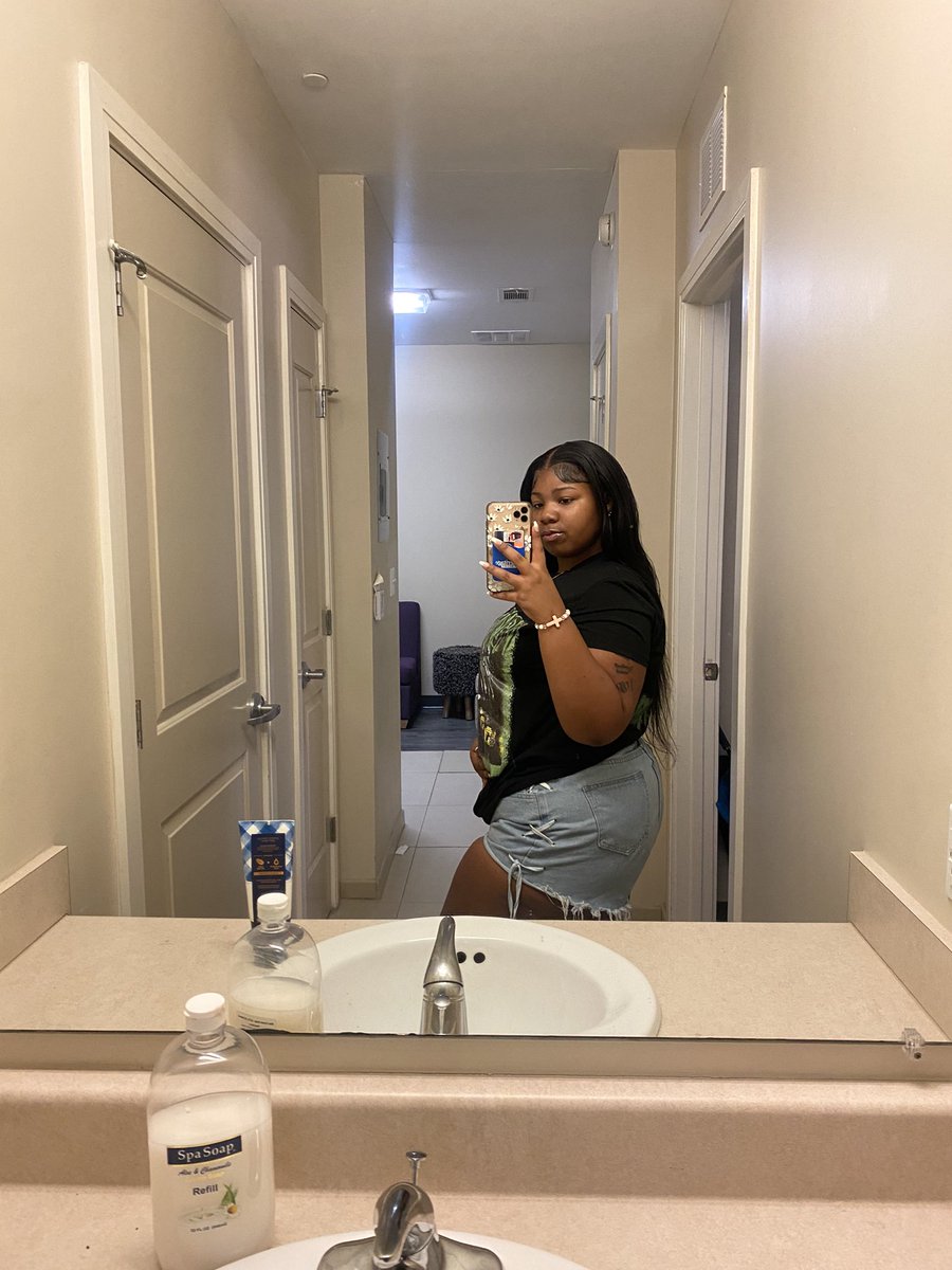 juliuanaaaeee's tweet photo. prettiest sophomore . 🙈#2ndyearrr #AlcornTwitter #WhosWhoOfASU https://t.co/QtJM5wke1C