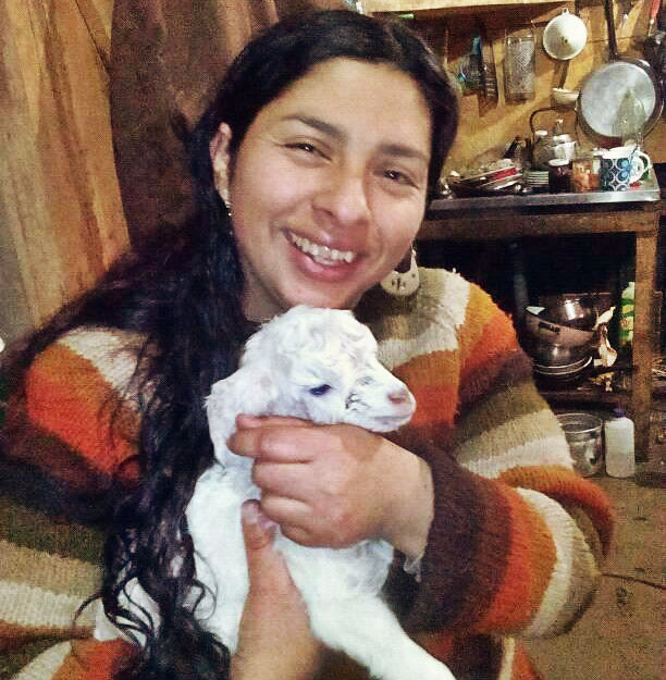 Camiloparada's tweet photo. El 22 de agosto del 16, Macarena Valdés, fue encontrada colgada en su casa. Carabineros calificó la muerte como suicidio, estudios posteriores demostraron que el tejido del cuello de Valdés no tenía las lesiones de suicidio. A la Negra la Mataron en un crimen racista y patriarcal https://t.co/wbo8LkuXlY