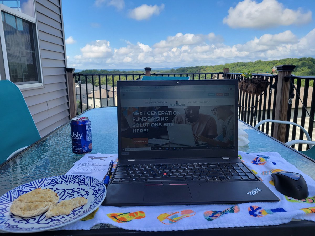 This lady ☝️ right here is not ready for summer to be over ☀️ Hanging on to the good weather as long as possible! #MondayMotivaton #NowWork