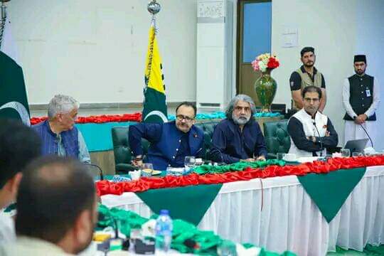 Sardarkhattab's tweet photo. وزیراعظم آزادکشمیر سردار تنویر الیاس خان کی زیر صدارت پارلیمانی پارٹی ،گورننگ باڈی ، ٹکٹ ہولڈرز کا اہم اجلاس۔
اجلاس میں چیئرمین تحریک انصاف عمران خان کی ممکنہ گرفتاری اور ان پر دہشگردی کے مقدمات کے اندراج پر متفقہ طور پر مزمتی قرارداد منظور کی گئی۔ https://t.co/CdqGQWQ9x7