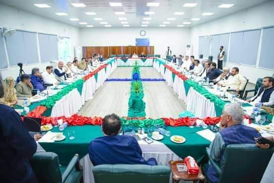 Sardarkhattab's tweet photo. وزیراعظم آزادکشمیر سردار تنویر الیاس خان کی زیر صدارت پارلیمانی پارٹی ،گورننگ باڈی ، ٹکٹ ہولڈرز کا اہم اجلاس۔
اجلاس میں چیئرمین تحریک انصاف عمران خان کی ممکنہ گرفتاری اور ان پر دہشگردی کے مقدمات کے اندراج پر متفقہ طور پر مزمتی قرارداد منظور کی گئی۔ https://t.co/CdqGQWQ9x7