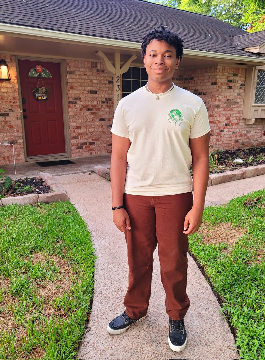 LitLeadingLady's tweet photo. 1st day of school for my sophomore! #ProudMom #TenthGrade #ClassOf2025 https://t.co/sHaT9cgACy