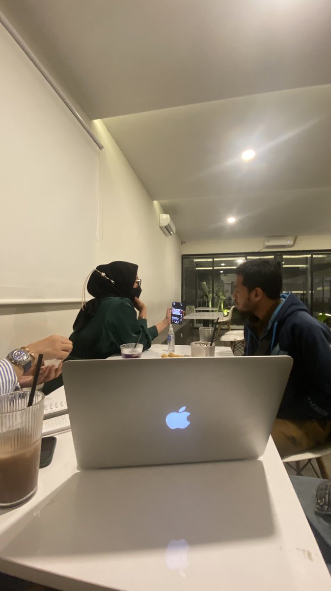 ImWhiteGray's tweet photo. Gilak. Pitching ke orang yang udah punya lebih banyak pengalaman rasanya deg-degan gilak, tapi that was really fun experience. Lumayan buat getting used to talk with other people.
Ini abis pitching konsep, terus lanjut revisi, ngebenerin beberapa hal.

*Kerudung abu2 emak gue https://t.co/uRRZmM34SG