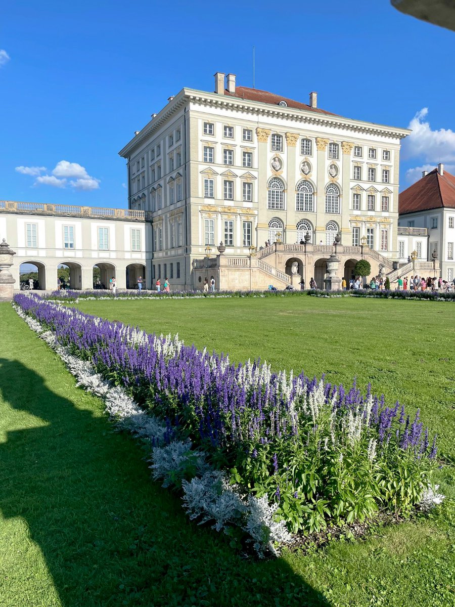 🌳Perfect Summer-#MOments at the #FAntastic Nymphenburg Palace.🌷
Discover the endless beauty of the famous Nymphenburg Park and don’t forget to check out the marvelous inside of this Baroque palace from the 17th century.