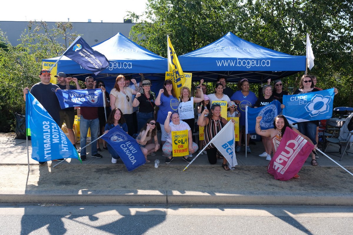 PresidentCLC's tweet photo. With no cost-of-living adjustments, @bcgeu workers are taking a pay cut they can't afford. 

Standing in #solidarity in their fight for wage protections, along with @HospEmpUnion, @cupenat, @ILWUCanada, @SeafarersUnion @MoveUPTogether #canlab #cdnpoli #bclab #bcpoli https://t.co/DKx6aUONTQ