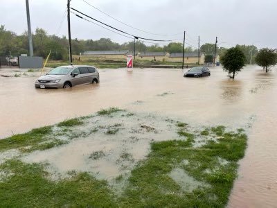 fortworthpd's tweet photo. 1500 block of E. Rosedale looks like a river.

Please be careful and don’t attempt to drive through high water.

#FortWorthFlood https://t.co/6I6ebCnVOf