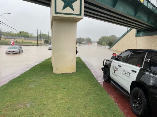 fortworthpd's tweet photo. 1500 block of E. Rosedale looks like a river.

Please be careful and don’t attempt to drive through high water.

#FortWorthFlood https://t.co/6I6ebCnVOf