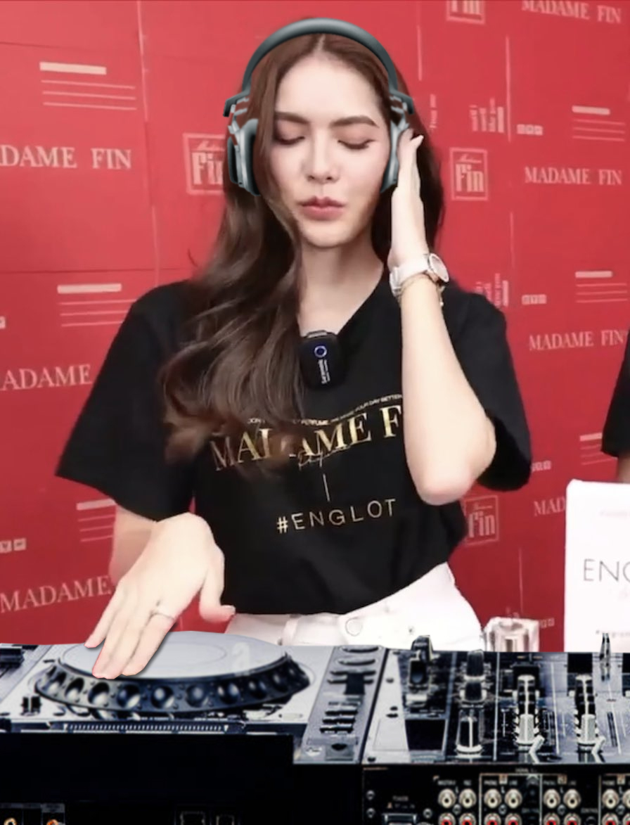 ((เมื่อมีเด็กอยากเป็นดีเจมัมหมีก็จัดให้))
คืนนี้พบกับ "ดีเจชาล็อต" 
#ชาล็อตออสติน #ENGLOTTExMadamefin